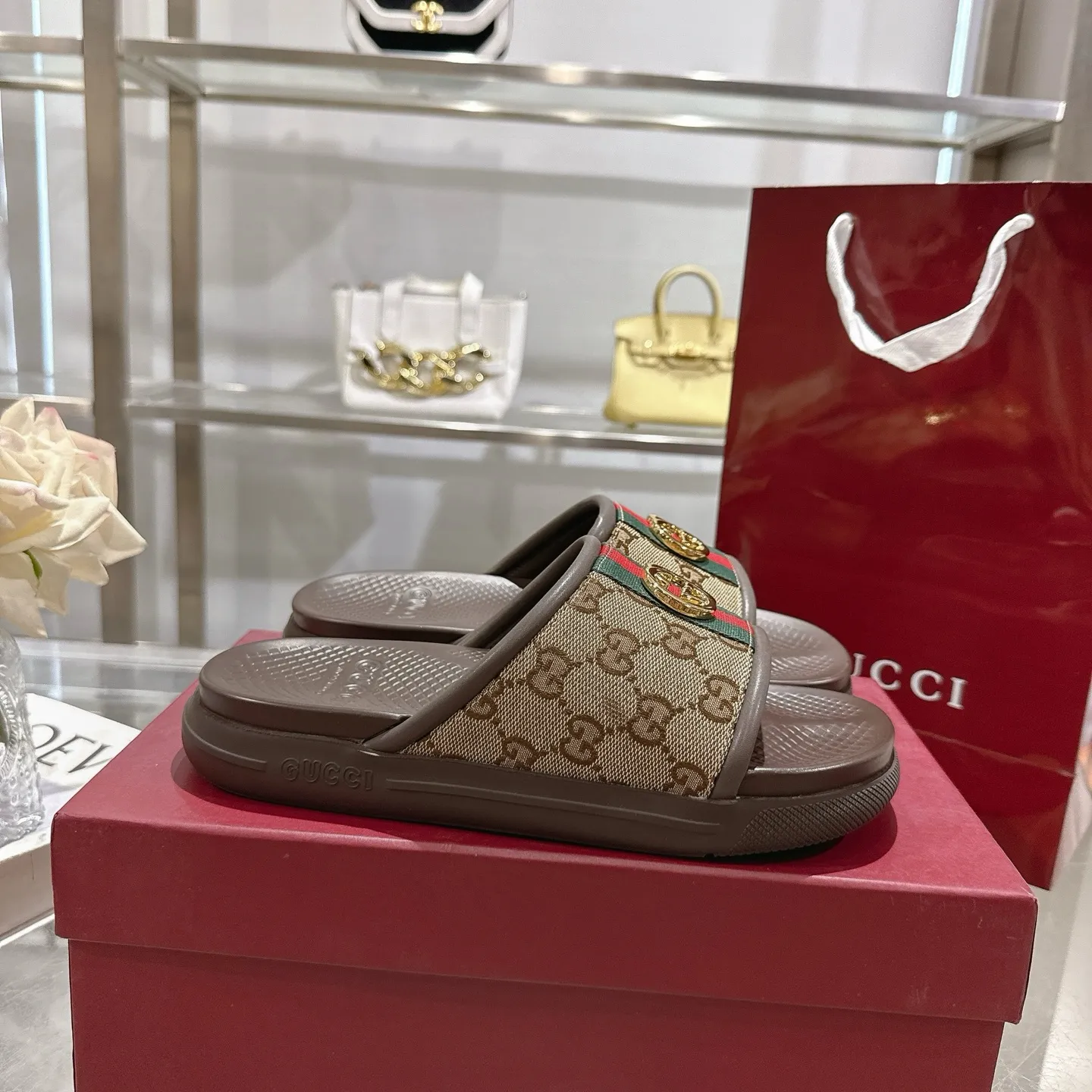 👑 Men's Shoes 420💰 New Summer Men's Slip-On Slides This piece is inspired by the summer spirit and beach clubs of the Italian coast and is part of Gucci Lido. The Pre-Fall collection reinterprets the brand's signature elements and sophisticated patterns in a contemporary way. Made from brown rubber, these flat sandals feature a slip-on design that reinterprets the brand's distinctive green and red webbing.  GG Classic Upper Men's Molded Rubber Footbed GG Gold Hardware Logo Flat Made in Italy Size: Men's 40 to 47,